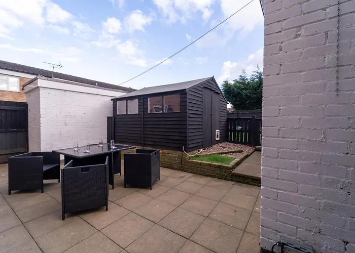 Spacious 3 Bed House, 5Mins To Hs2/ Nec/Airport.