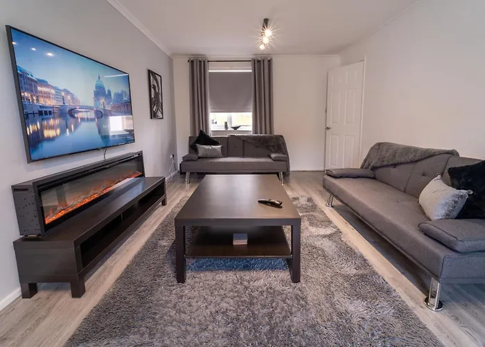 Spacious 3 Bed House, 5Mins To Hs2/ Nec/Airport.