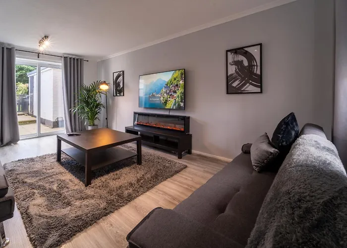 Spacious 3 Bed House, 5Mins To Hs2/ Nec/Airport.