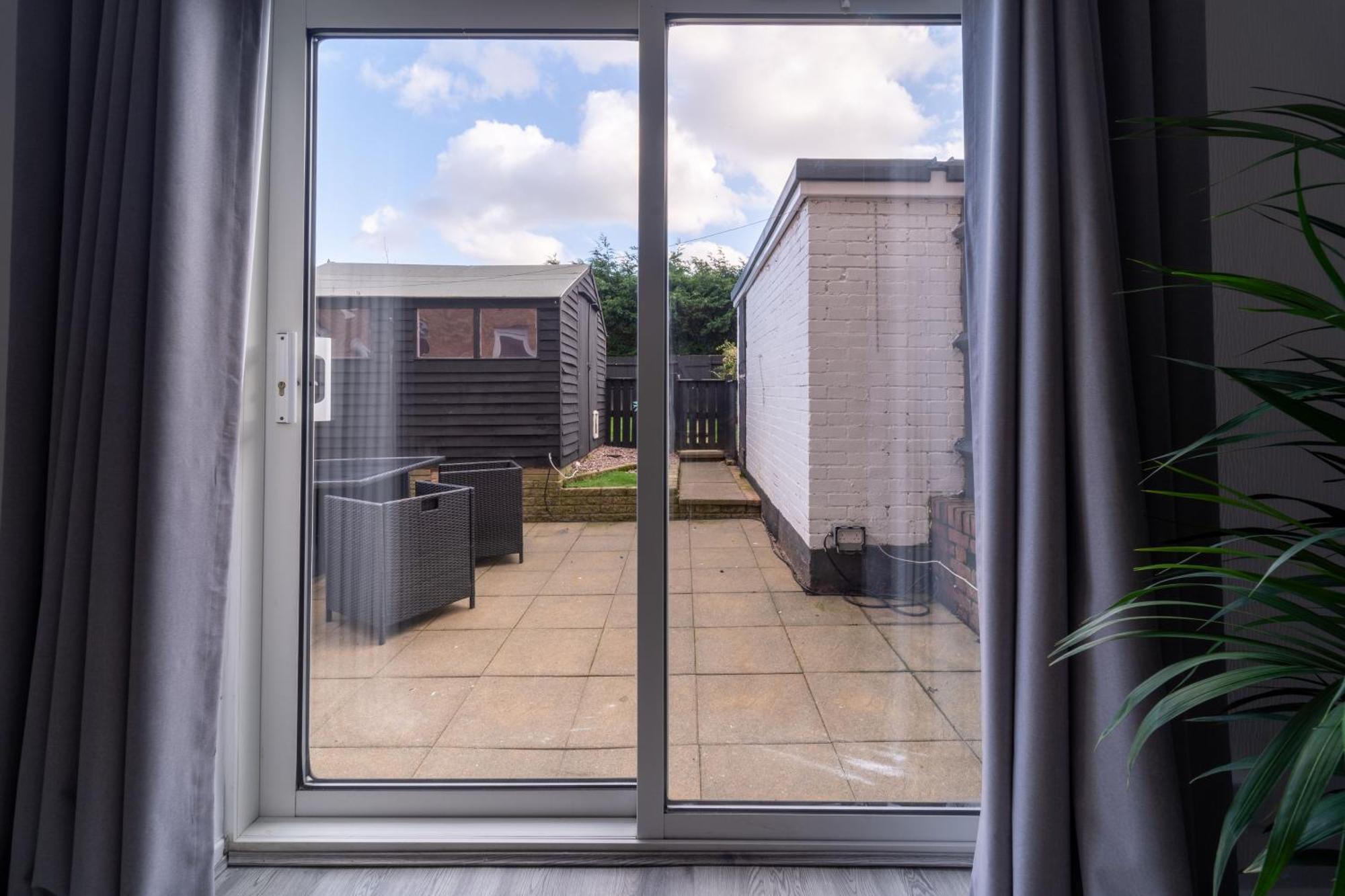 Spacious 3 Bed House, 5mins To Hs2/ Nec/airport. *
