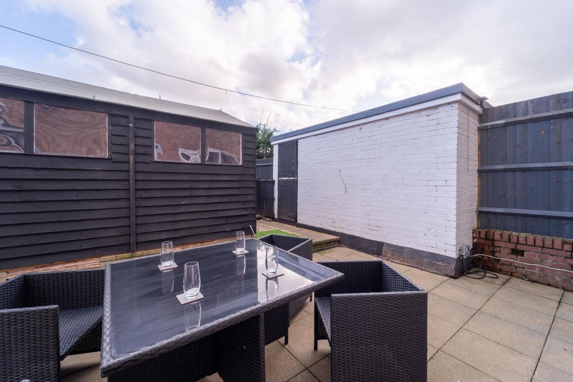 Spacious 3 Bed House, 5mins To Hs2/ Nec/airport.