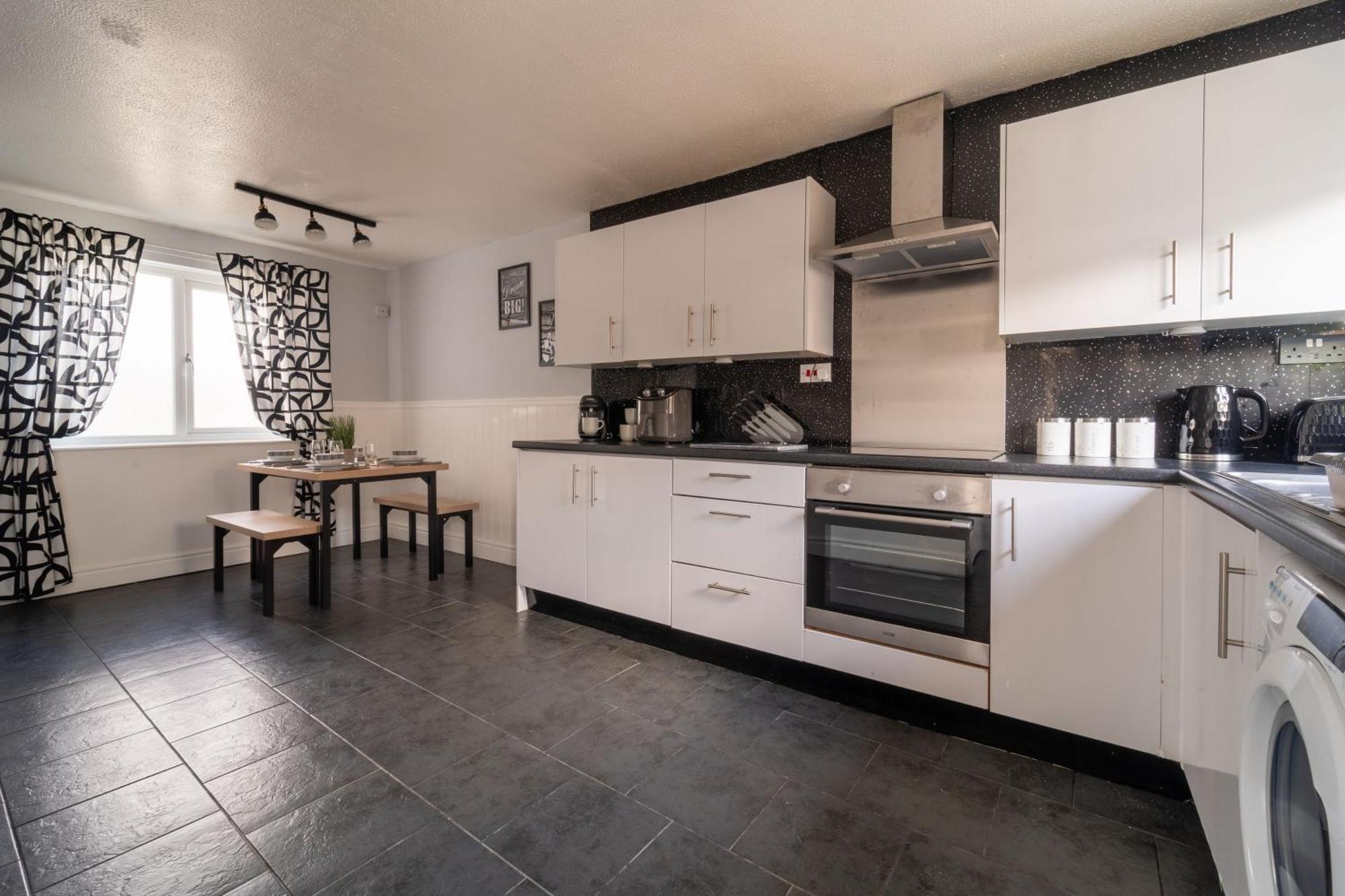 Spacious 3 Bed House, 5mins To Hs2/ Nec/airport. Holiday home Marston Green