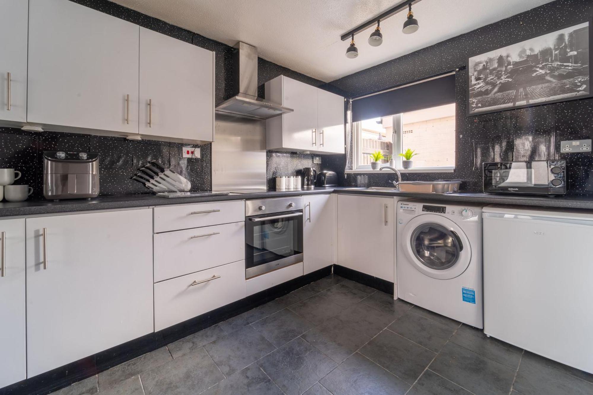 Spacious 3 Bed House, 5mins To Hs2/ Nec/airport. Holiday home *