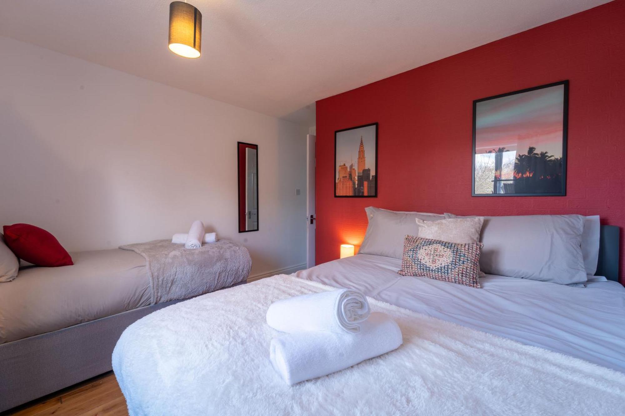 Spacious 3 Bed House, 5mins To Hs2/ Nec/airport. Marston Green