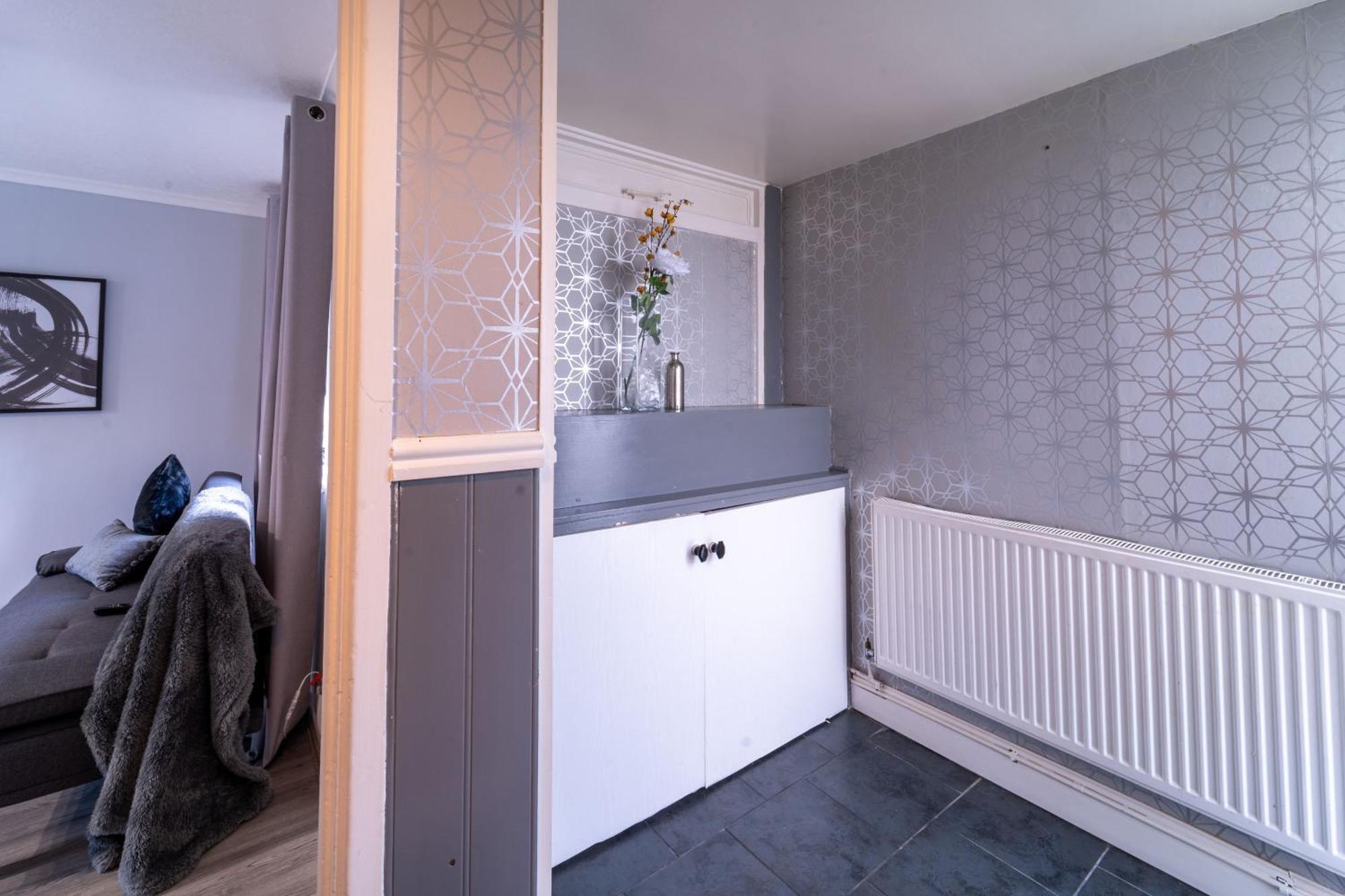 Holiday home Spacious 3 Bed House, 5mins To Hs2/ Nec/airport.