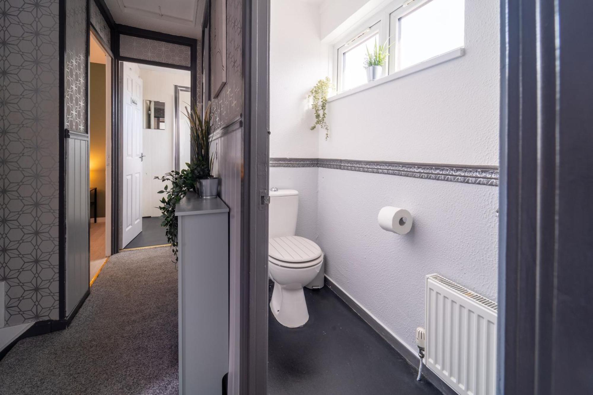 Spacious 3 Bed House, 5mins To Hs2/ Nec/airport. Marston Green