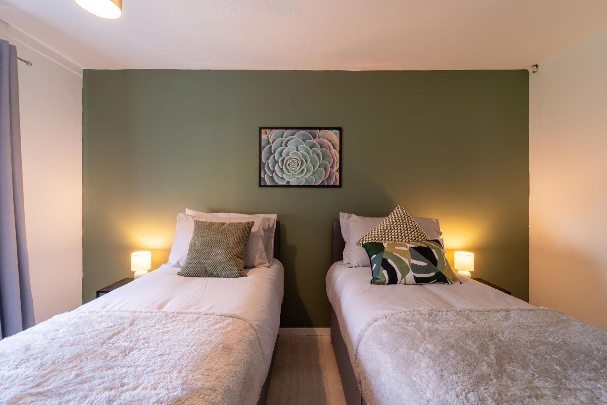 Spacious 3 Bed House, 5mins To Hs2/ Nec/airport. Marston Green