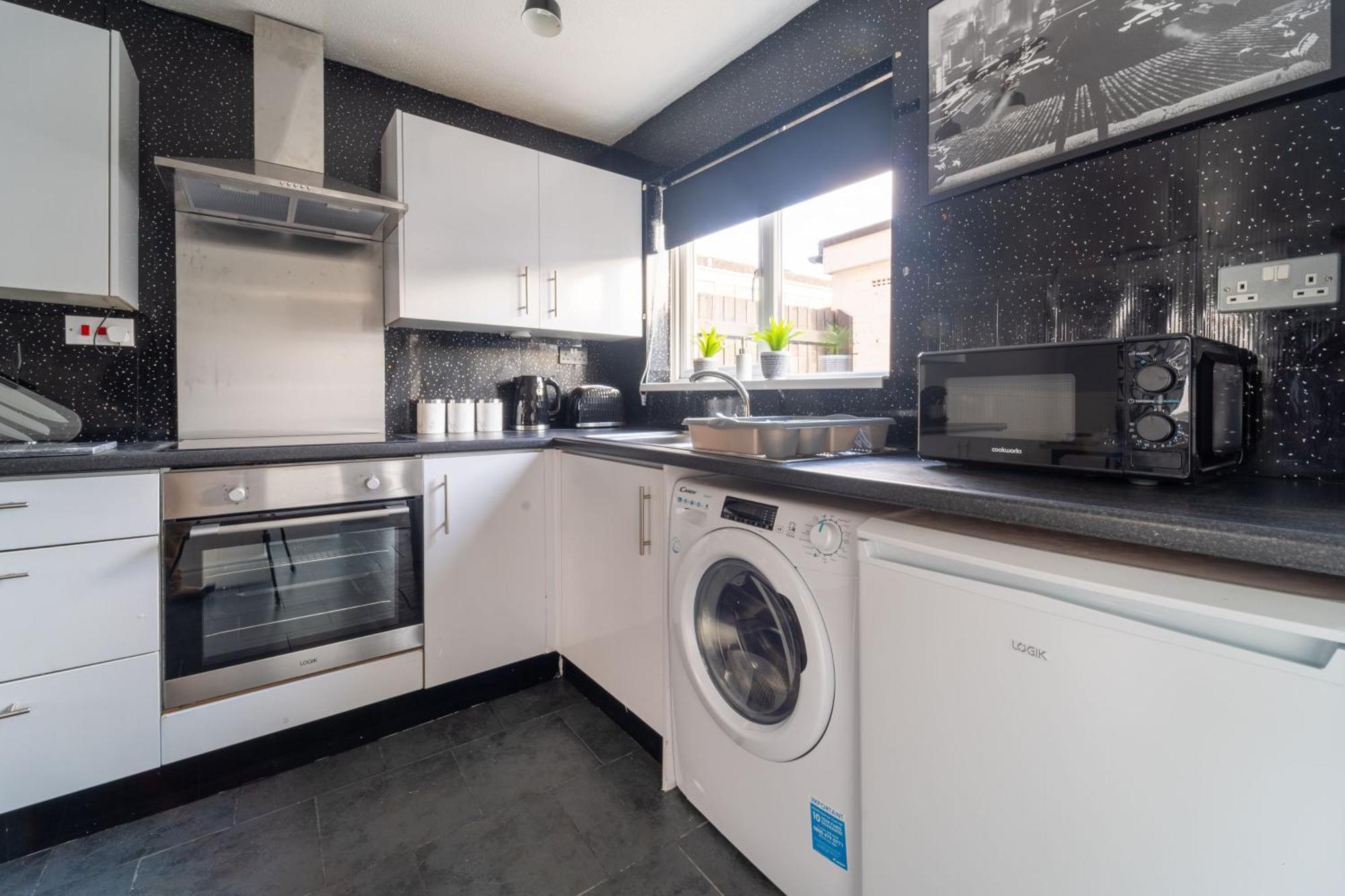 Spacious 3 Bed House, 5mins To Hs2/ Nec/airport. Holiday home *