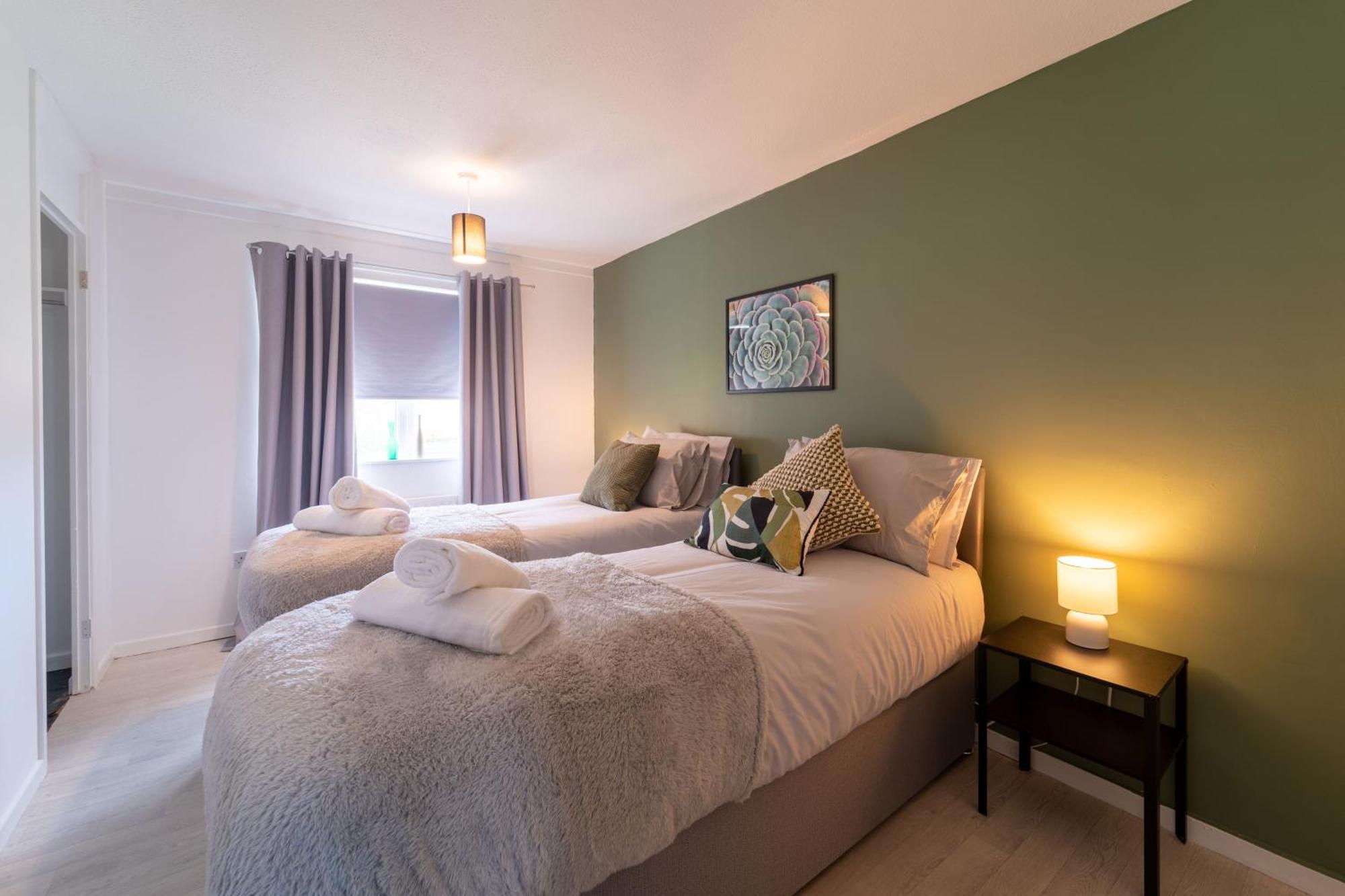 Spacious 3 Bed House, 5mins To Hs2/ Nec/airport. *