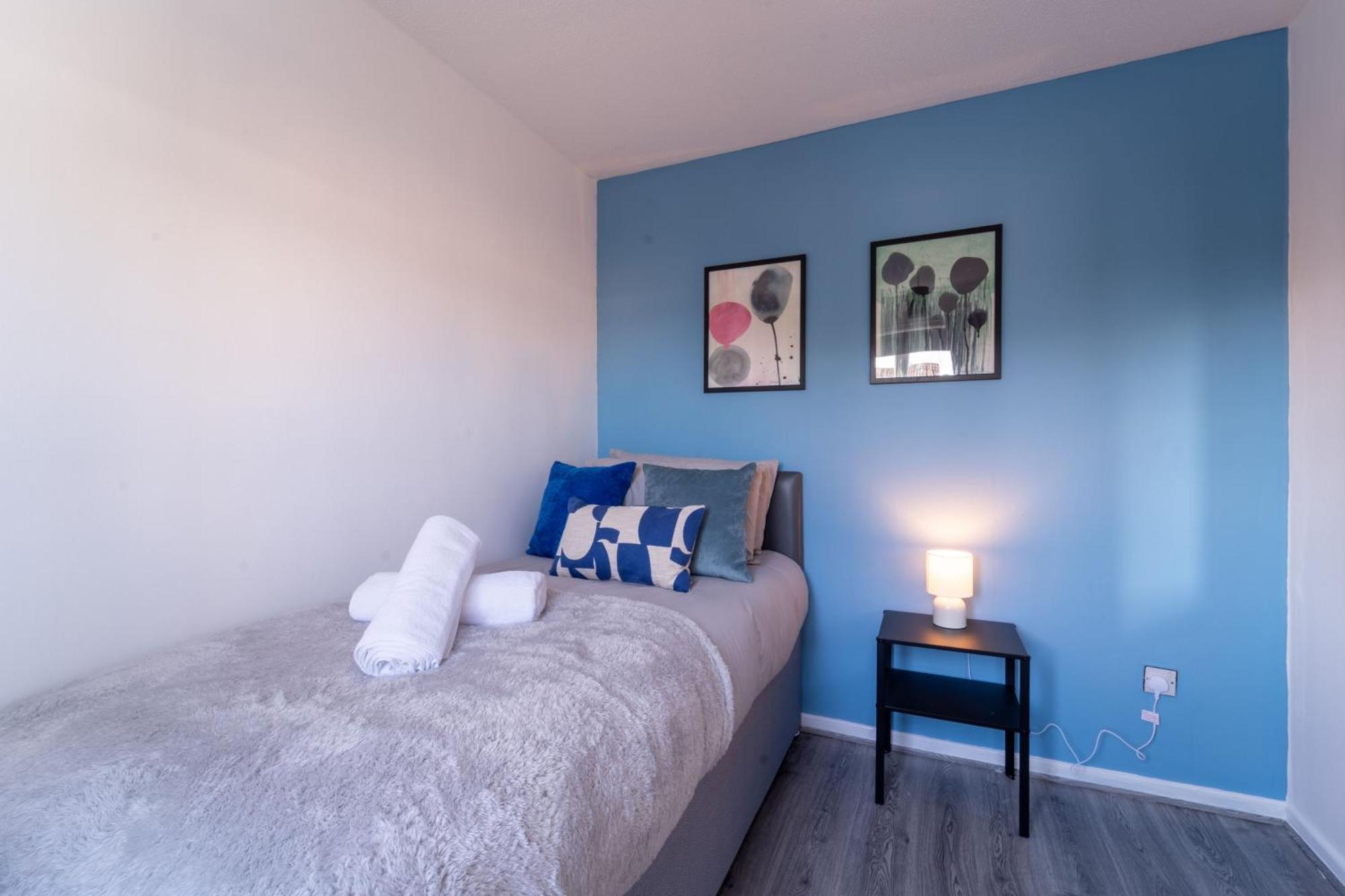 Holiday home Spacious 3 Bed House, 5mins To Hs2/ Nec/airport.