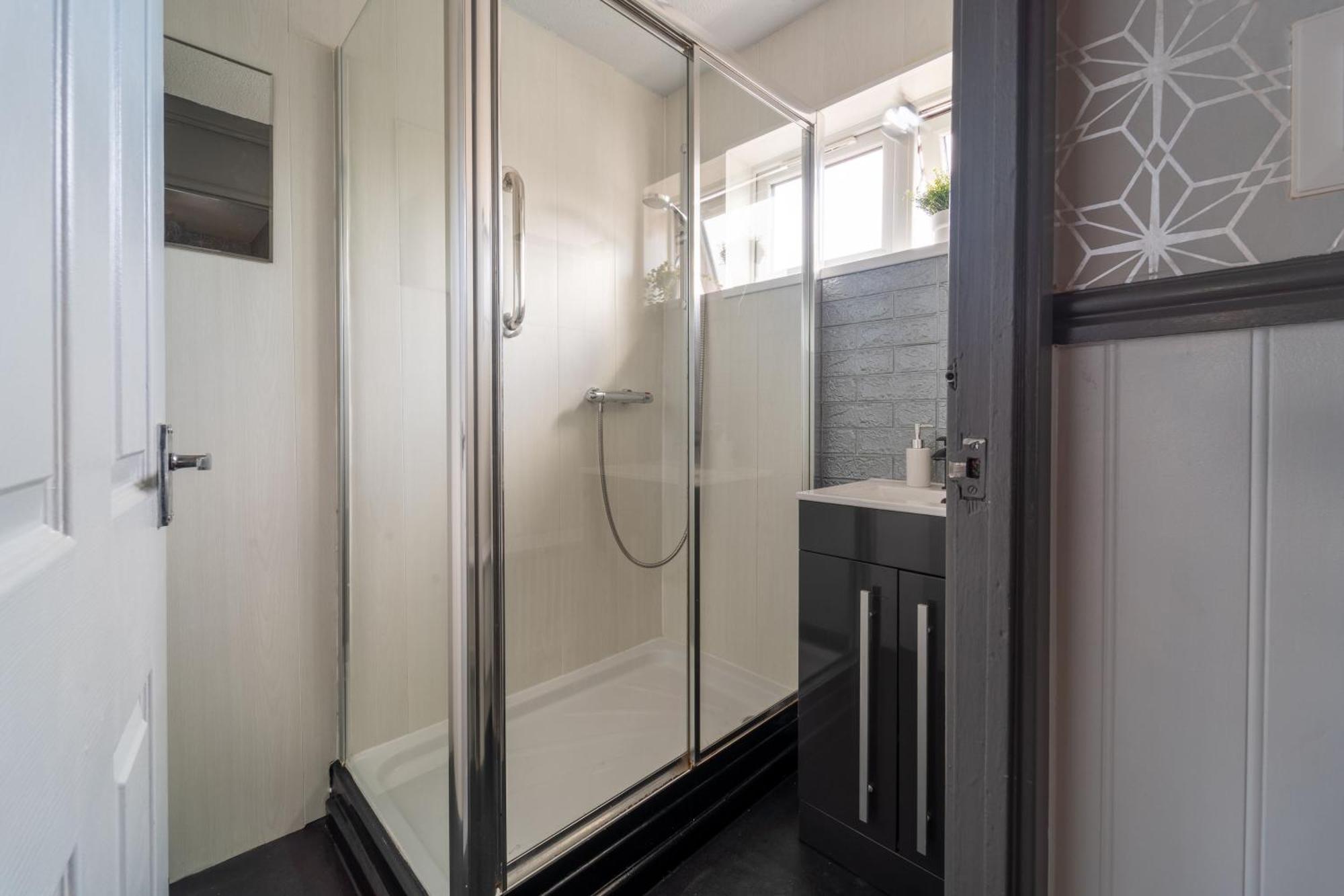 Spacious 3 Bed House, 5mins To Hs2/ Nec/airport.