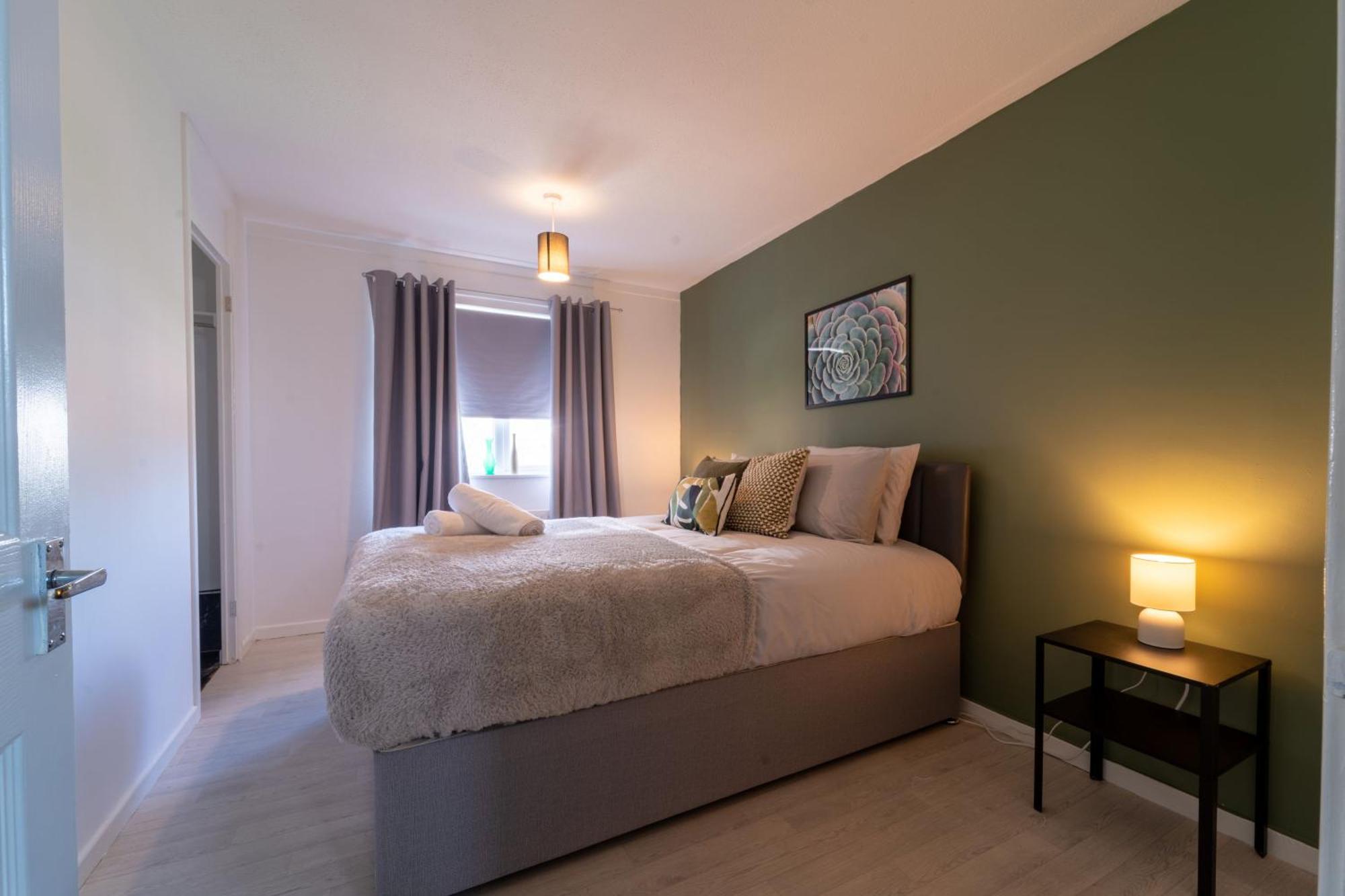 Spacious 3 Bed House, 5mins To Hs2/ Nec/airport. *